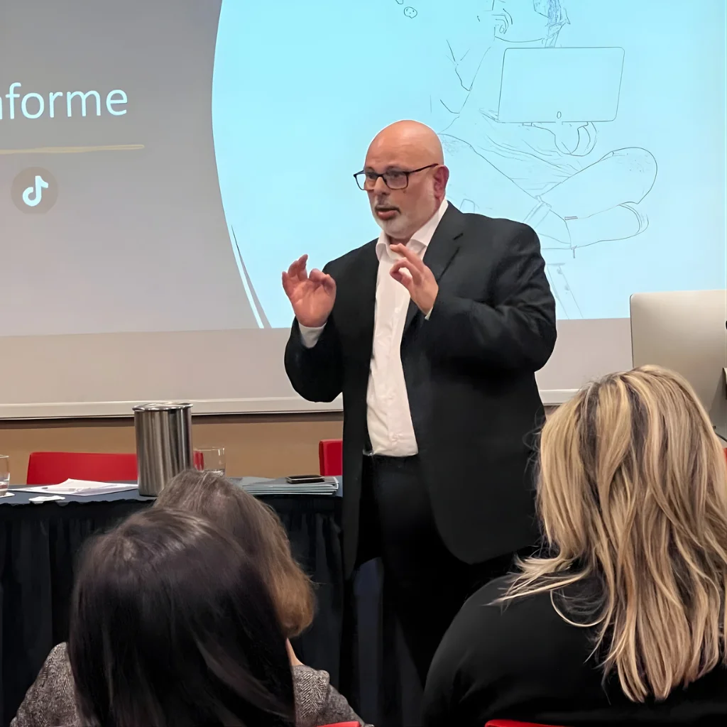 Max Bardella durante una presentazione
