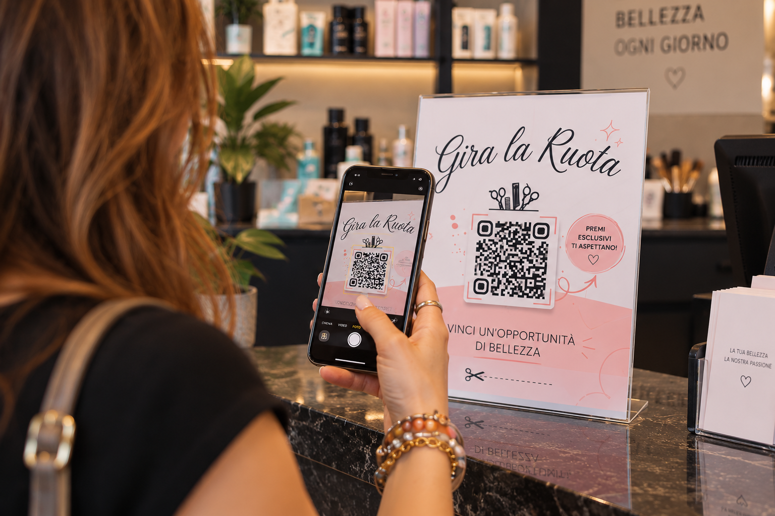 Cliente che inquadra il QR code TrustUP in negozio